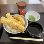 Marugame Seimen - 鮫吉オリジナル天丼　天ダレ、天つゆ(濃いめ)
                        をお好みでかけたり漬けたりして食べました。