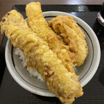 Marugame Seimen - 天丼用白ごはんにイカ、かしわ、ちくわの天ぷら
                        合計540円税込み。