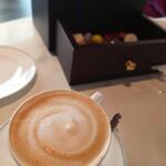 ザ カハラ ラウンジ - お菓子の宝石とカプチーノ