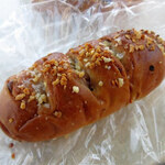 アンバーテール - クルミと大納言のパン(170円)