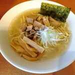 中華蕎麦 かとう - あさり出汁ラーメン！あさりが入ってないじゃないか！でもこれが正解！貝を入れっ放しにすると臭みとエグみが出続けるのです。