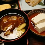 Hiiragiya Ryokan - 大きな浅利がたっぷりのお味噌汁と湯豆腐。お豆腐は失念しましたが、老舗の豆腐店のもの。