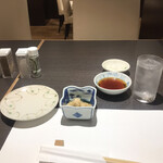 天ぷら新宿つな八 - テーブルセット。