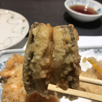 天ぷら新宿つな八 - 単品穴子１１００円。程よい大きさの穴子は、脂と旨味のバランス良く、とても美味しかったです（╹◡╹）