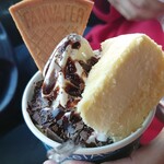 ルタオ プラス - 上のチーズケーキフロマージュ？チョコレート、したのフレーク、アイスクリーム、どれも全部美味しいんですよ。