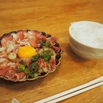 ニューシンヤショクドウ くるみ - 名物！牛タンとロースのユッケ ＆ 白ご飯