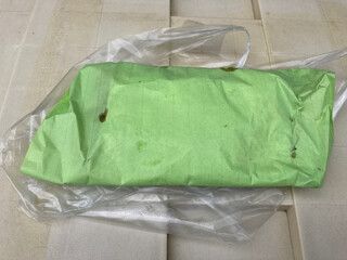 甘栄堂 - 懐かしい感じで、緑の紙袋に包んでいただけます。