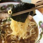 采女食堂 - 海苔を巻いて