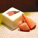 Kagurazaka Yokota - デザート　　嶺岡豆腐 と イチゴ