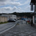 ホームラン軒 - 駐車場はまねきねこ裏のジャリのところを利用ください