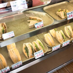 ハミングバード - ショーケースのサンドイッチは店内飲食可能
