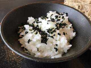 Nihon Ryouri To Soba Uotetsu - 乾燥わかめをちらしたご飯もつきます