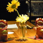 鉄板焼 徳吉 - シーサー　左はゴーヤチャンプルを、右は沖縄のおせちを食べています（笑）