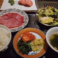 焼肉一頭両騨 町田本店 - ♦︎ランチ赤身定食　1,738円
                    お肉はトウガラシ。とても美味しいです。