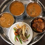 BAWARCHI - カレー4種とチキンティッカ　白いお皿がチキンティッカ