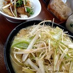 Tonkoturamen maruiti - ネギ山ラーメン(中太玉子麺)とチャーシュー丼