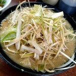 とんこつラーメン まる一 - ネギ山ラーメン(中太玉子麺)