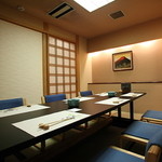 Higobashi Yukiya - ちょっと足の長いテーブルと座椅子のお席もございます。