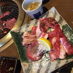 黒毛和牛焼肉と本格もつ鍋 山樹 - 