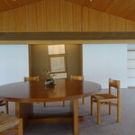 ガンツウ - 掛け軸が傾いています。あえてストッパーが無いのが嬉しい仕掛け？