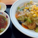 味ひろ - 中華丼にも何故かバナナ