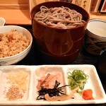 Udon Yakitori Tobita - 割子蕎麦セット880円✨小鉢(高野豆腐煮)に薬味(白胡麻、天かす、鰹節、刻み海苔、青葱、紅葉おろし)、かやくご飯、蕎麦湯が付きます。更に三色割子そば980円だともっとトッピングできます！