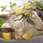Carefully selected raw oysters sourced from various production areas