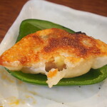 餃子の酒場マイケル - マイケルの焼餃子をピーマンに乗せて食べる