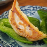 餃子の酒場マイケル - 肉汁餃子をピーマンに乗せて食べる