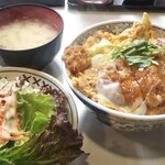 まるやま食堂 - かつ丼 サラダ・浅利の味噌汁付き