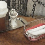 カフェ ラ・ボエム - 201209 Cafe La Boheme　卓上には、塩胡椒があります♪.jpg