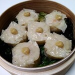 RON - 野菜、魚のすり身メインのシュウマイ　結構美味しいよ　カラシを乗せてみた