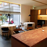 KOKE - 店内はカウンターとテーブル2卓