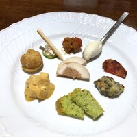 ル コルヴェール - ＊一口サイズのオードブルが盛られています。どれも美味しそう。 ワインが欲しくなりますけれど、この後人に会うので我慢。