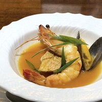 ル コルヴェール - 大きめの海老、甘鯛、ムール貝が入り、スープもいいお味。