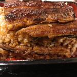 うなぎの新甫 - かじりかけとか無いように写しましたが、食べている最中の画像ですみません。中詰の様子です。