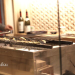 三宅輝 - 目の前で、鰻を地焼きに。