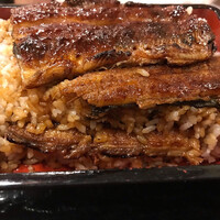 うなぎの新甫 - かじりかけとか無いように写しましたが、食べている最中の画像ですみません。中詰の様子です。