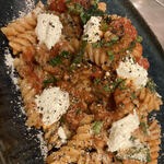 trattoria e poi - 行者ニンニクを入れた自家製ボロネーゼリコッタチーズを乗せたフジッリ