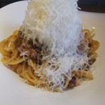 コマツ神田 西口商店街 - ボロネーゼ1000円 小さく見えますがかなりのパスタが太めで量も多いのと、お肉がたっぷりで、ソースもねっとりなのでボリュームあります。立食いではなくなったので入りやすくなりました。
