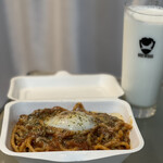 ナナイロパスタ - 牛すじのラグー 880 ＋ 大盛り 250 ＋ トッピング 半熟卵 100 ＝ 1,230円。