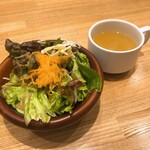 大衆肉酒場 ゼニバ - ランチのサラダとスープ