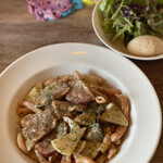 ナナイロパスタ - 「本日の気まぐれパスタ」鴨肉とタケノコとナスのショートパスタ 1,180円 ＋ 250円 ＝ 1,430円。