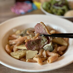 ナナイロパスタ - 「本日の気まぐれパスタ」鴨肉とタケノコとナスのショートパスタ 1,180円 ＋ 250円 ＝ 1,430円。