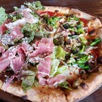 MUNCH'S pizzeria - 自家製ベーコンと季節の野菜と、生ハムサラダのハーフ&ハーフ