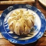 ざぶとん - 200円メニューのニンニクの丸揚げ