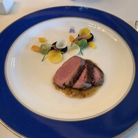 トゥールダルジャン 東京 - 幼鴨のロースト　芽キャベツと彩り豊かなキャロット