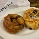 BOULANGERIE BURDIGALA - 焼きカレーパン、フォカッチャマルゲリータ