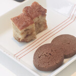 モード ディ ポンテベッキオ - エスプレッソに添えられたお菓子