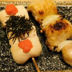 新宿鶏料理専門店 鳥京 - 左：ささみ明太子(人気NO.4)、右：ねぎま(人気NO.2)